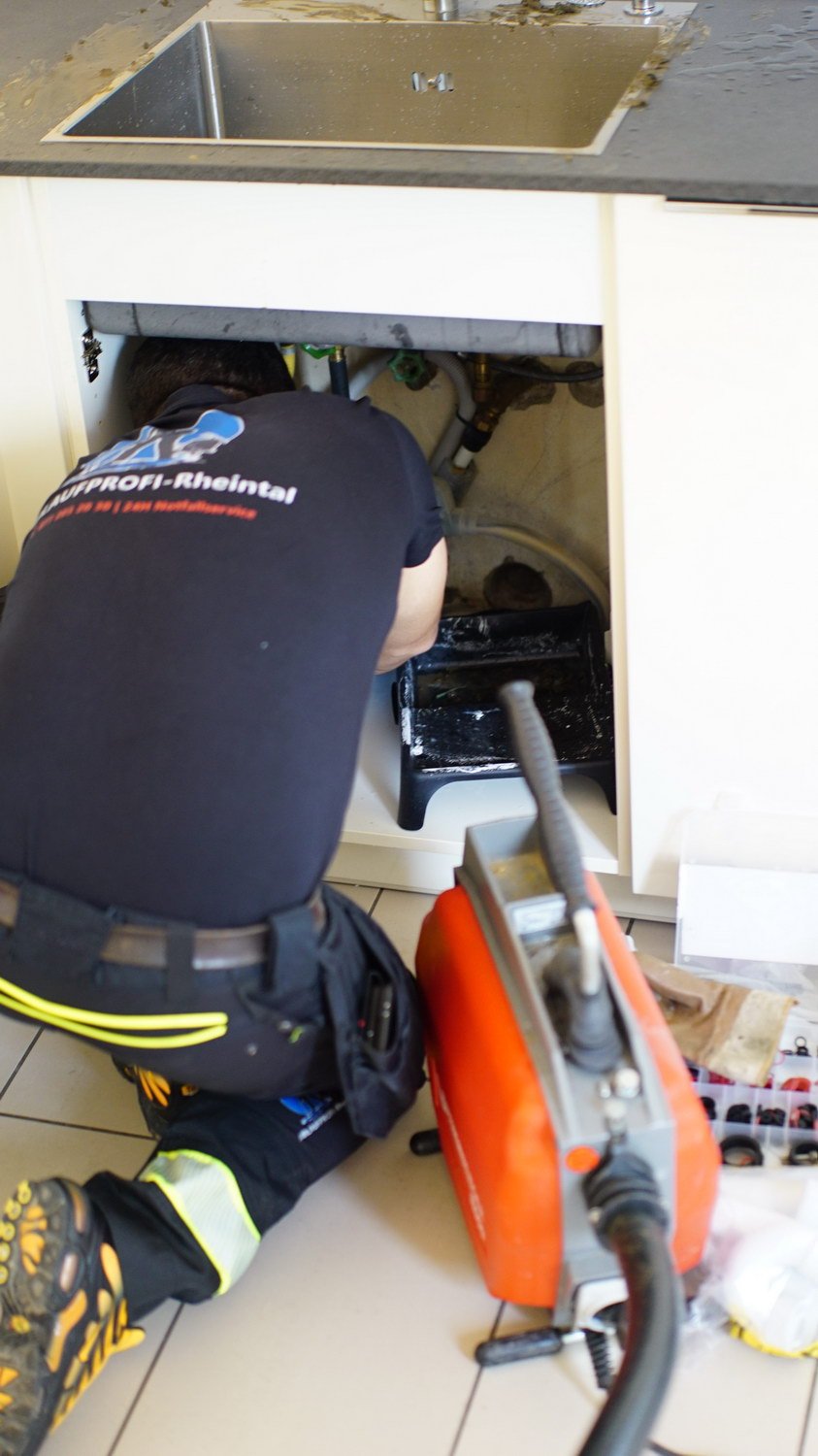 Frank Hürlimann bei der Arbeit unter einem Sanitärobjekt